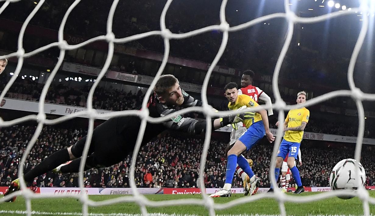 Pada menit ke-58, Nketiah (kanan kedua) berhasil mencetak hattrick lewat aksi flick shot-nya. Umpan apik dari Nicolas Pepe berhasil dimanfaatkan untuk membobol gawang yang dikawal Lee Burge keempat kalinya. (AFP/Glyn Kirk)