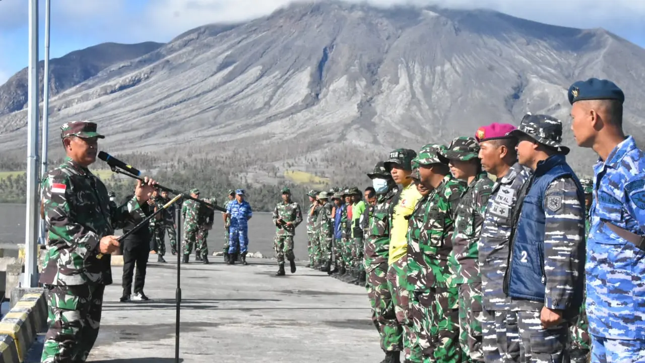 Ratusan prajurit TNI yang diterjunkan di Tagulandang guna membenahi sejumlah fasilitas umum yang rusak akibat erupsi Gunung Ruang.