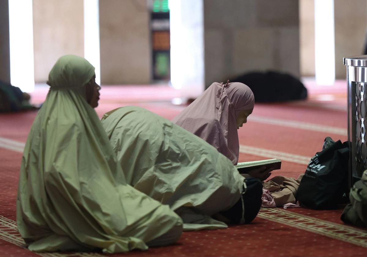 FOTO Warga Manfaatkan Awal Ramadan untuk Beribadah di Masjid Istiqlal