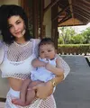 Dalam memperingati ulang tahunnya y ang ke-21, Kylie Jenner mengunggah dua foto menggemaskan Stormi. (instagram/kyliejenner)