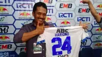 Pelatih PSCS, Jaya Hartono memamerkan jersey pemberian bekas anak asuhnya di Persib, Hariono. (Bola.com/Vincentius Atmaja)