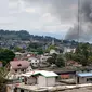 Asap hitam membumbung tinggi ke udara usai militer pemerintah Filipina melancarkan serangan udara ke sebuah lokasi yang telah dikuasai oleh militan Maute di kota Marawi, Filipina Selatan, (27/5). (AP Photo / Bullit Marquez)