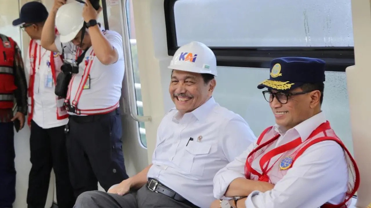 Menteri Koordinator Bidang Kemaritiman dan Investasi, Luhut Binsar Pandjaitan lakukan uji coba LRT Jabodetabek dan Kereta Cepat Jakarta-Bandung (KCJB) pada Kamis (22/6/2023). (Dok Kemenko Marves)