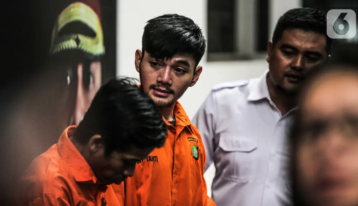 Polisi menghadirkan pedangdut Septyan Arochman alias Daffa dalam rilis narkoba di Ditresnarkoba Polda Metro Jaya, Senin (7/10/2019). Daffa ditangkap di wilayah Tanah Abang, pada Sabtu (5/10) dini hari dengan barang bukti satu bungkus sabu seberat 0,73 gram. (Liputan6.com/Faizal Fanani)