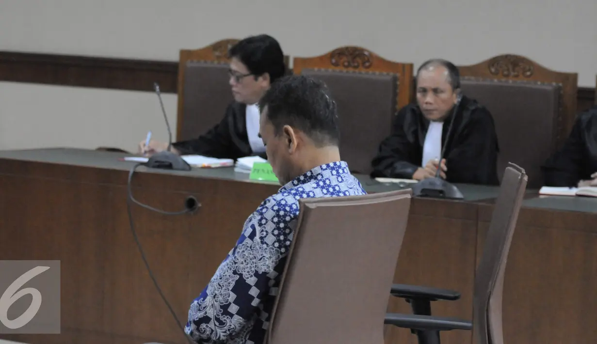 Panitera Pengadilan Negeri Jakarta Pusat, Edy Nasution saat menjalani sidang tuntutan terkait kasus suap di Pengadilan Tipikor, Jakarta, Senin (21/11). Edy juga dituntut membayar denda Rp 300 juta subsider 5 bulan kurungan. (Liputan6.com/Helmi Affandi)