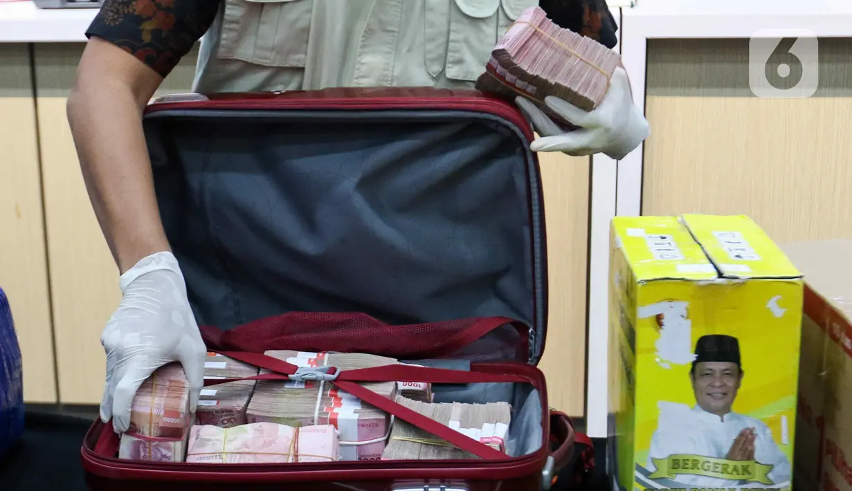 Petugas Komisi Pemberantasan Korupsi (KPK) mengeluarkan uang sitaan hasil Operasi Tangkap Tangan (OTT) di lingkungan Provinsi Kalimantan Selatan di gedung Merah Putih, Jakarta, Selasa (8/10/2024). (Liputan6.com/Herman Zakharia)