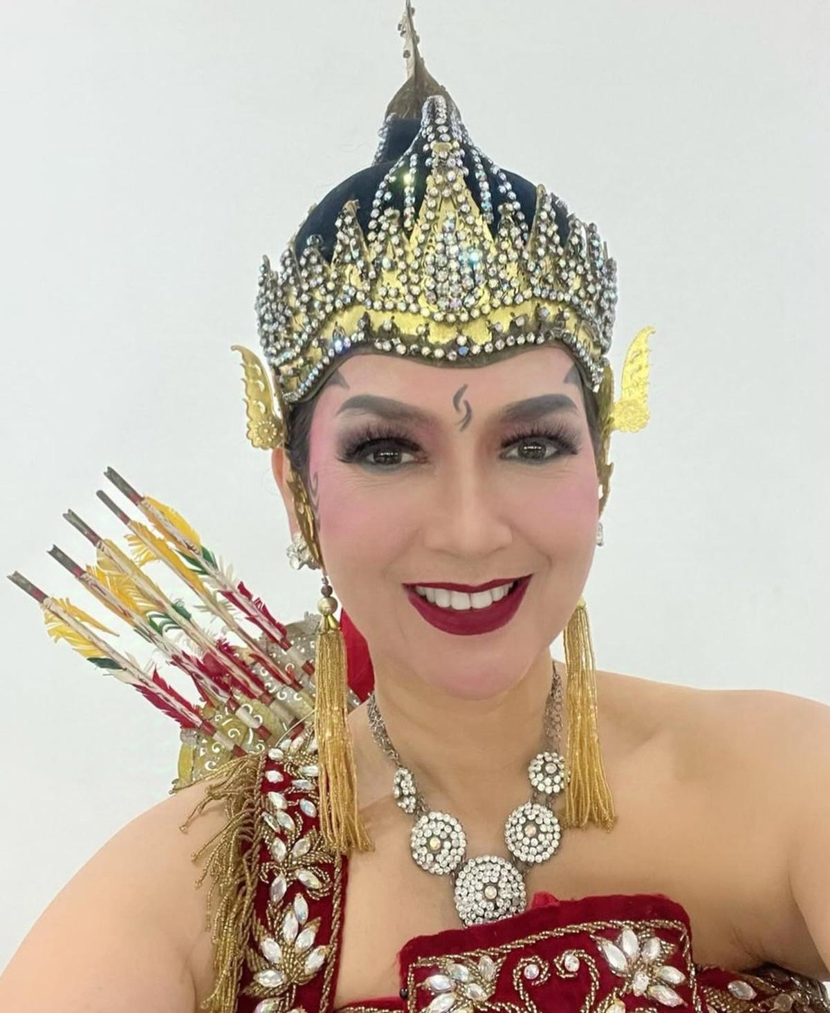 Potret Ira Wibowo Saat Bawakan Tarian Srikandi, Tetap Anggun Meski Berusia 57 Tahun