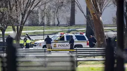 Petugas kepolisian berkumpul di depan Gedung Putih, Washington, Amerika Serikat, Sabtu (3/3). Seorang pria bunuh diri dengan cara menembakkan pistol ke kepalanya di depan Gedung Putih. (AP Photo/Pablo Martinez Monsivais)