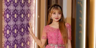 Hadir di acara Festival Candi Bumi Ayu, Ghea tampil dengan atasan kebaya pink dihiasi payetan. Dengan model lengan 3/4 transparan. [@gheaindrawari]