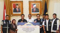 Badan Pengelola Keuangan Haji (BPKH) menyerahkan bantuan senilai Rp2,2 miliar bagi para korban gempa Cianjur pada Pemkab Cianjur dan BPNP, Jumat, 25 November 2022. (Foto: dok. Tim Humas BPKH)