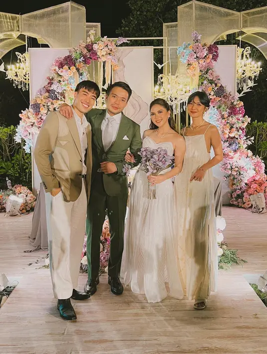 Vidi Aldiano dan Sheila Dara tampil menawan di resepsi pernikahan Jessica Mila. Vidi dengan kemeja putih yang ditumpuk blazer cokelat, dipadu dengan celana panjang putih, sedangkan Sheila dengan strappy dress putih panjang yang flowy dan manis. [Foto: Instagram/vidialdiano]