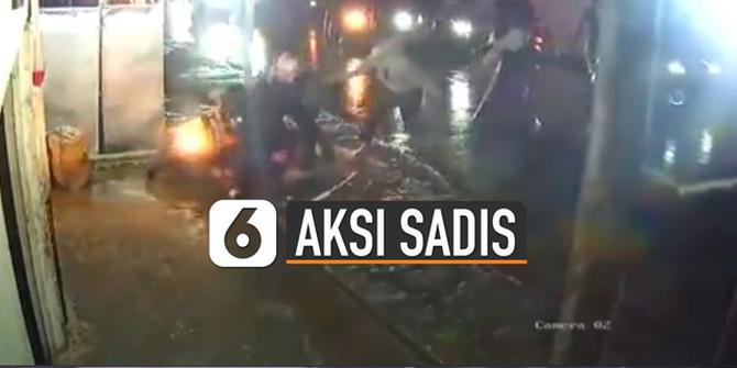 VIDEO: Aksi Sadis Geng Motor Bacok Korban di Jalanan