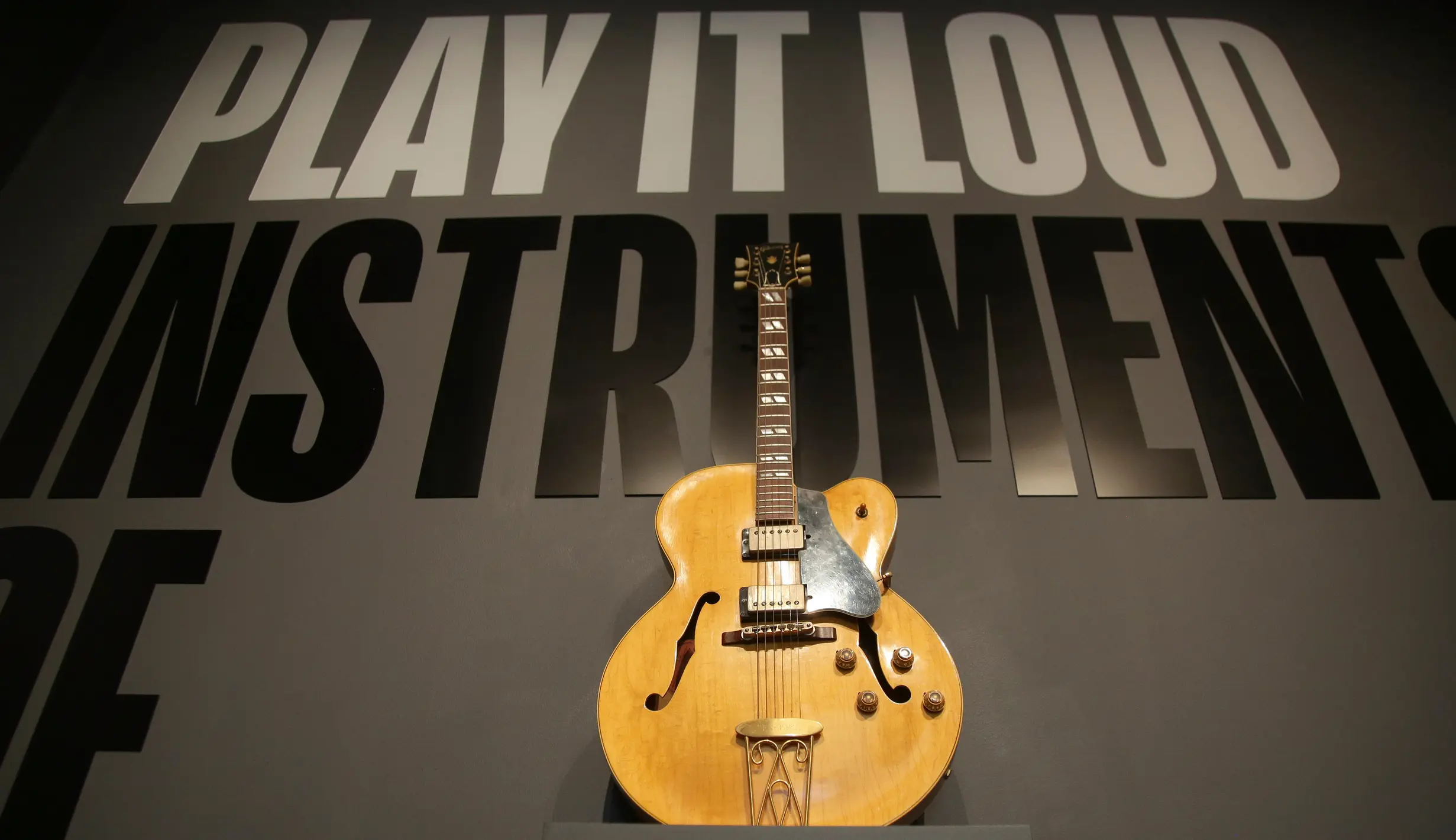 FOTO: Play It Loud, Pameran Berbagai Instrumen Para Legenda Musik ...