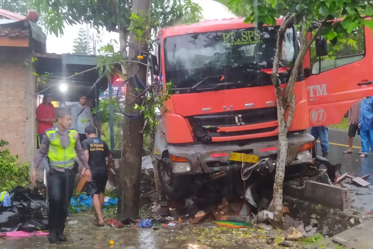 Kecelakaan maut truk molen di Jalan Utama Bedoyo-Baran, Kabupaten Gunungkidul, Provinsi Daerah Istimewa Yogyakarta (DIY).