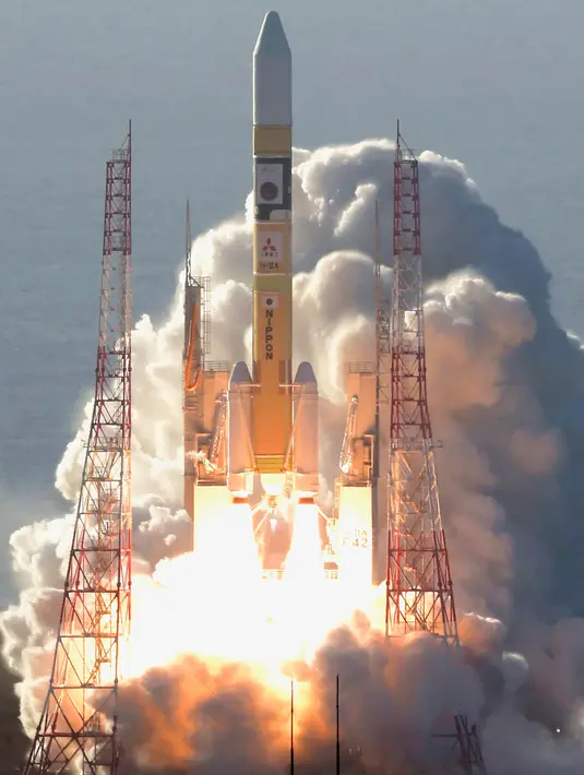 Roket H-IIA lepas landas dari landasan peluncuran di Tanegashima Space Center di Tanegashima, Jepang, Senin (20/7/2020). Roket yang membawa kendaraan luar angkasa buatan Uni Emirat Arab (UAE) diluncurkan menuju Mars dalam misi pertama antarplanet bagi negara  Arab (Hiroki Yamauchi/Kyodo News via AP)