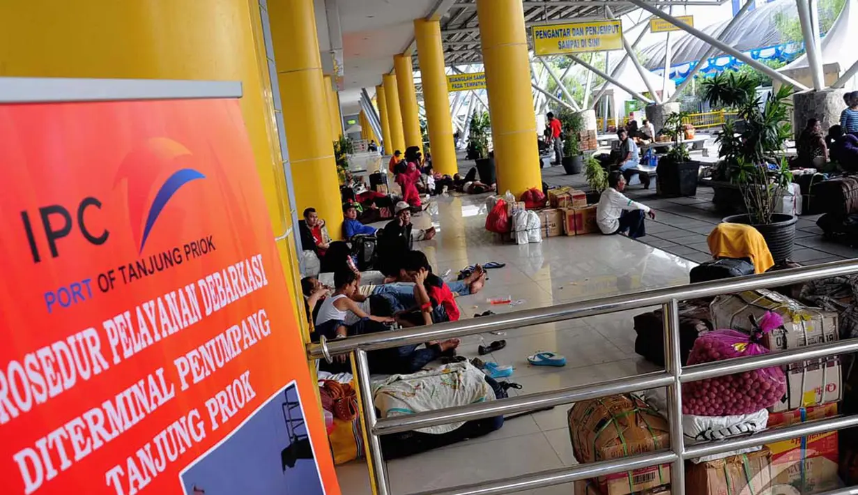  Beberapa pemudik menjadikan lantai untuk dijadikan tempat peristirahatan sambil menunggu pemberangkatan, Jakarta, Rabu (23/07/2014) (Liputan6.com/Faizal Fanani)