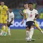 Pemain Inggris Jadon Sancho mengoper bola di depan pemain Ukraina Viktor Tsyhankov dalam pertandingan perempat final Euro 2020 di Stadion Olimpiade, Roma, Italia, Minggu, 4 Juli 2021. (Lars Baron/Pool Photo via AP)