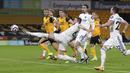 Bek Leeds United, Liam Cooper (kiri) melepaskan tendangan di mulut gawang Wolverhampton Wanderers dalam laga Lanjutan Liga Inggris 2020/21 pekan ke-25 di Molineux Stadium, Jumat (19/2/2021). Leeds kalah 0-1 dari Wolverhampton. (AP/Catherine Ivill/Pool)