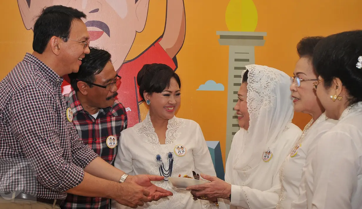 Cagub dan Cawagub DKI Jakarta Basuki Tjahya Purnama dan  Djarot Saiful Hidayat saat menerima makanan tumpeng pada deklarasi relawan perempuan Badja Darma di Jakarta, (23/10). (Liputan6.com)