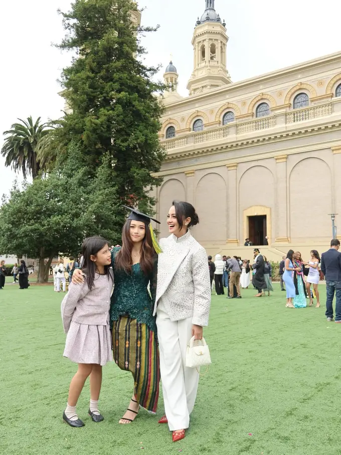 Gaya Ririn Ekawati Anggun Berkebaya Janggan, Hadiri Wisuda Putri Sulung yang Raih Cumlaude di San Francisco
