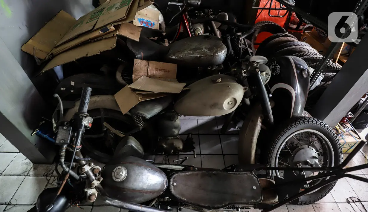 Sejumlah sepeda motor rakitan di Classic Batavia Garage, Jakarta Selatan, Selasa (22/6/2021). Pandemi covid-19, bengkel Classic Batavia Garage kebanjiran jasa service dan modifikasi motor-motor sesuai dengan pesanan pelanggan. (Liputan6.com/Johan Tallo)