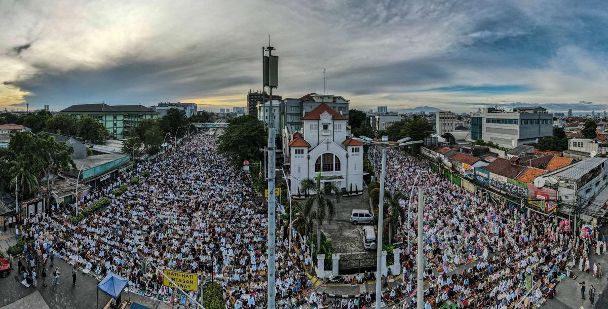 Ribuan jemaah gelar salat Idulfitri di jalanan depan gereja Jatinegara
