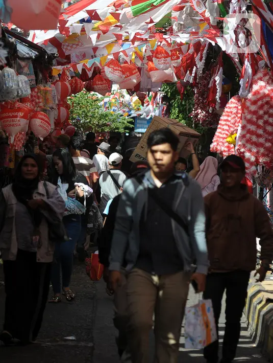 Jelang HUT Kemerdekaan RI, aksesoris yang paling banyak dicari adalah bendera, umbul-umbul, dan lain-lain. (merdeka.com/Imam Buhori)