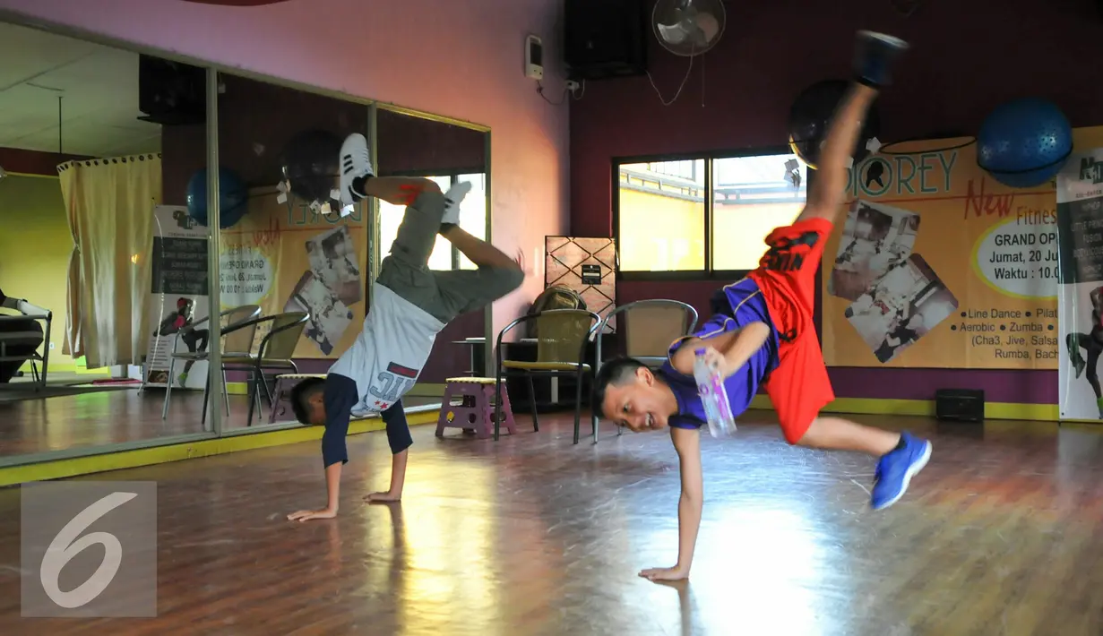 Two Brother terlihat berlatih serius jelang final Toracino Cool Expresion, Jakarta, Senin (2/6/2016). Tiga finalis dance Toracino Cool Expression gelar latihan bersama. (Liputan6.com/Yoppy Renato)