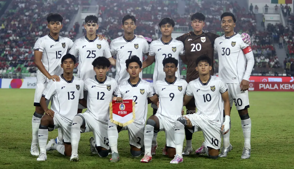 Timnas Indonesia U-17 mengakhiri Piala Kemerdekaan 2025 dengan predikat runner-up. Hasil tersebut didapatkan Skuad Garuda Muda kalah dengan skor 1-2 dari Mali dalam laga terakhir yang berlangsung di Stadion Utama Sumatera Utara, Deli Serdang, Senin (18/8/2025) malam WIB. (Dok. PSSI)