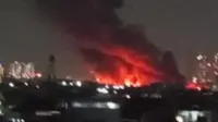 Depo Pertamina yang berada di Jalan Tanah Merah Bawah RT012/RW09, Rawa Badak Selatan, Koja, Jakarta Utara, terbakar, Jumat (3/3/2023) malam. (Foto: Tangkapan Layar dari video yang beredar).