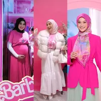 Turut ramaikan &lsquo;demam&rsquo; Barbie, Irish Bella tampil mengenakan long sleeve pink yang serasi dengan kerudungnya. Ia memadukannya dengan jaket berbulu putih, rok ruffle, dan stiletto heels-nya. [Instagram/_irishbella_].