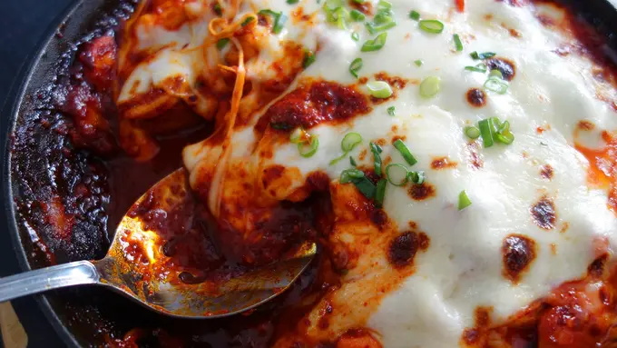 [Bintang] 10 Potret Cheese Buldak, Makanan yang Bikin Ngidam Tengah Malam