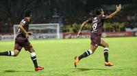 Pemain PSM, Rizky Pellu, merayakan golnya ke gawang Mitra Kukar di Stadion Andi Mattalatta Mattoangin, Makassar, Minggu (6/8/2018).