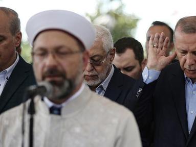 Presiden Turki Recep Tayyip Erdogan (kanan) menunaikan salat gaib untuk mantan Presiden Mesir Mohammed Morsi di Masjid Fatih, Istanbul, Selasa (18/6/2019). Selain Erdogan, salat gaib ini juga diikuti oleh ribuan rakyat Turki. (AP Photo/Emrah Gurel)