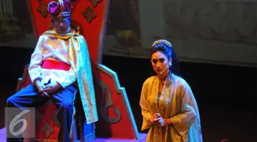 Happy Salma memainkan adegannya saat pementasan teater Kebangsaan Tripikala di Tim, Cikini, Jakarta, Senin ( 23/1). Sejumlah seniman dan aktris turut ikut mementaskan teater tersebut. (Liputan6.com/Angga Yuniar)