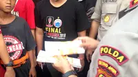 Tiket palsu pertandingan Persija vs Tampines Rovers di SUGBK ditemukan panpel, Rabu (28/2/2018). (Bola.com/Benediktus Gerendo Pradigdo)