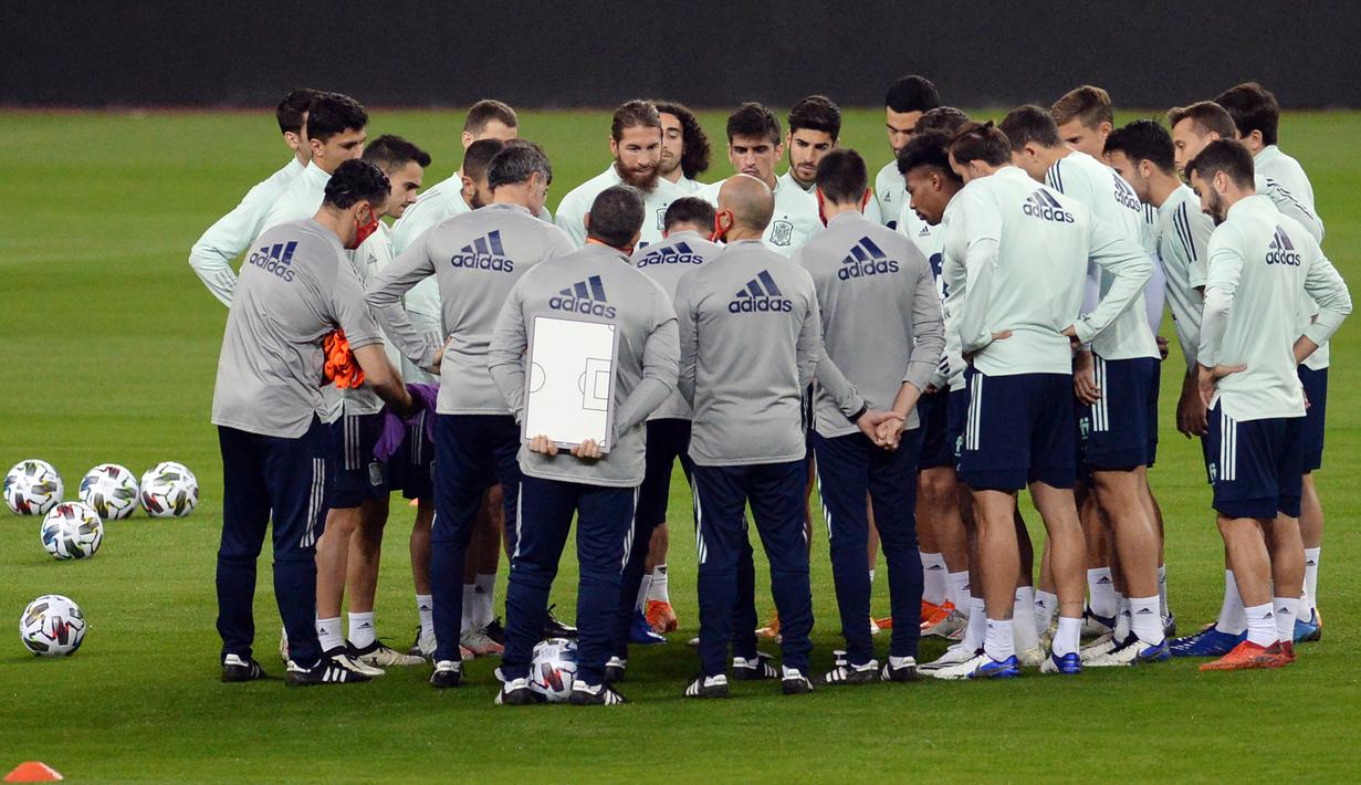 Pemain Timnas Spanyol mendengarkan arahan pelatih saat sesi latihan jelang menghadapi Jerman pada laga lanjutan Grup 4 UEFA Nations League di Stadion De La Cartuja, Selasa (17/11/2020). Spanyol akan berhadapan dengan Jerman. (AFP/Cristina Quicler)