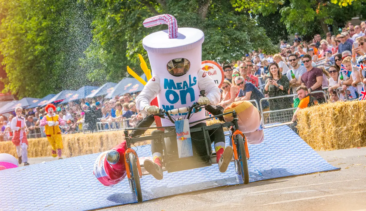 Peserta menaiki kendaraan unik buatannya Meals on Wheels pada ajang Race Red Bull Soapbox di Alexandra Palace, London, 9 Juli 2017. Balapan ini menggunakan kendaraan tanpa mesin yang dirakit peserta. (Leo Francis/Red Bull Content Pool via AP Images)
