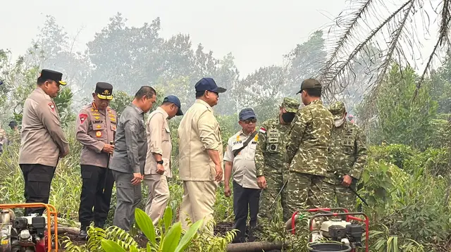 Momen Prabowo Tanpa Masker Terobos Kabut Asap Kebakaran Hutan Kalbar