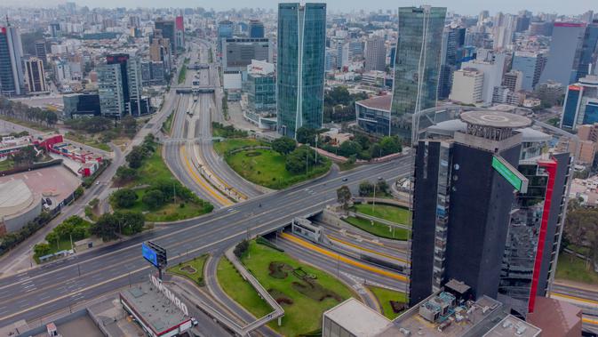 Gambar yang dirilis oleh kepresidenan Peru ini menunjukkan pemandangan udara Lima yang menerapkan lockdown selama dua minggu pada 31 Januari 2021. Jam malam akan berlaku antara pukul 20.00 dan pukul 04.00 dengan pembatasan penggunaan kendaraan pribadi pada hari Sabtu dan Minggu. (Cesar FAJARDO/AFP)
