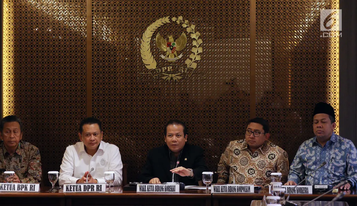 Ketua DPR, Bambang Soesatyo menerima Ketua BPK RI, Moermahadi Soerja Djanegara di Kompleks Parlemen, Jakarta, Rabu (31/1). BPK menyerahkan laporan audit investigatif terhadap proses pembangunan Terminal Peti Kemas (TPK) Koja. (Liputan6.com/Johan Tallo)