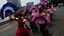 Ratusan anak dan remaja Indonesia berkeliling Bundaran HI dengan ragam kostum dan gaun yang unik, Minggu (02/11/14) (Liputan6.com/Johan Tallo)