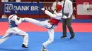 Taekwondo Indonesia, Ibrahim Zarman saat bertarung melawan Taekwondo Pakistan, Haroon Khan di kelas putra under 63 kg di lapangan Taekwondo JCC, Senayan, Rabu (22/8). Ibrahim Zarman melaju ke babak perdelapan final. (Liputan6.com/Fery Pradolo)