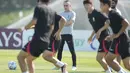 Pelatih Korea Selatan, Paulo Bento (tengah) melihat para pemainnya berlatih di Al Egla Training Site 5 di Doha, Qatar, Rabu, 23 November 2022. Korea Selatan akan bertanding melawan Uruguay pada pertandingan perdana Grup H Piala Dunia 2022 Qatar, Kamis (24/11/2022) pukul 20.00 WIB. (AP Photo/Lee Jin-man)