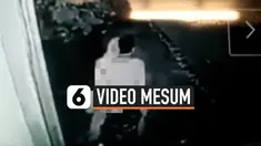 Viral rekaman aksi mesum yang dilakukan sepasan pria dan wanita di pinggir jalan Tasikmalaya, Jawa Barat. Aksi tak terpuji tersebut dilakukan di atas motor, saat situasi jalanan sepi.