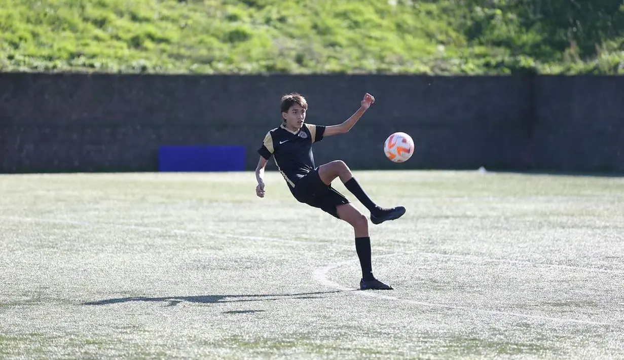 Donna sebagai sang ibu ikut bangga dengan keinginan putranya yang mengikuti seleksi Timnas U-17. Ia ikut seleksi atas kemauan sendiri dan panggilan dari PSSI. [Instagram/lionel.sinathrya]