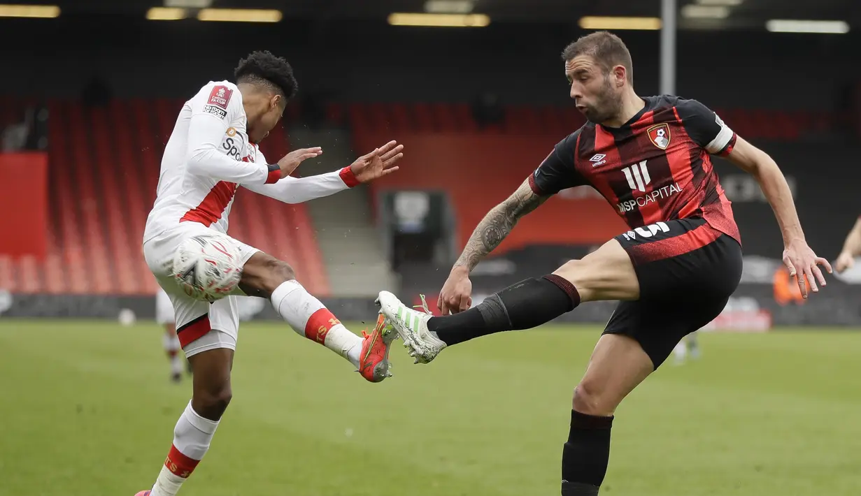 Bek Bournemouth, Seve Cook (kanan) berebut bola dengan bek Southampton, Kyle Walker-Peters dalam laga perempatfinal Piala FA 2020/2021 di Vitality Stadium, Bournemouth, Sabtu (20/3/2021). Bournemouth kalah 0-3 dari Southampton. (AP/Kirsty Wigglesworth)