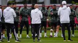 Para pemain Real Madrid mengikuti sesi latihan jelang berhadapan dengan wakil Asia, Al-Hilal pada final Piala Dunia Antarklub 2022, di Rabat, Maroko, Jumat (10/2/2023). Madrid adalah klub dengan gelar juara terbanyak di turnamen ini. (AP Photo/Manu Fernandez)