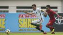 Gelandang Timnas Indonesia, Todd Rivaldo, berusaha mengejar bola saat melawan Arab Saudi pada laga persahabatan di Stadion Wibawa Mukti, Jawa Barat, Rabu (10/10/2018). Indonesia kalah 1-2 dari Arab Saudi. (Bola.com/Vitalis Yogi Trisna)