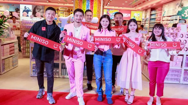 Bryan Domani bersama Devi Tarya, Brand Manager Miniso